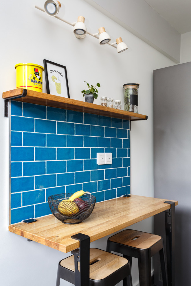 Идея дизайна: кухня в морском стиле с синим фартуком, фартуком из плитки кабанчик и красивой плиткой