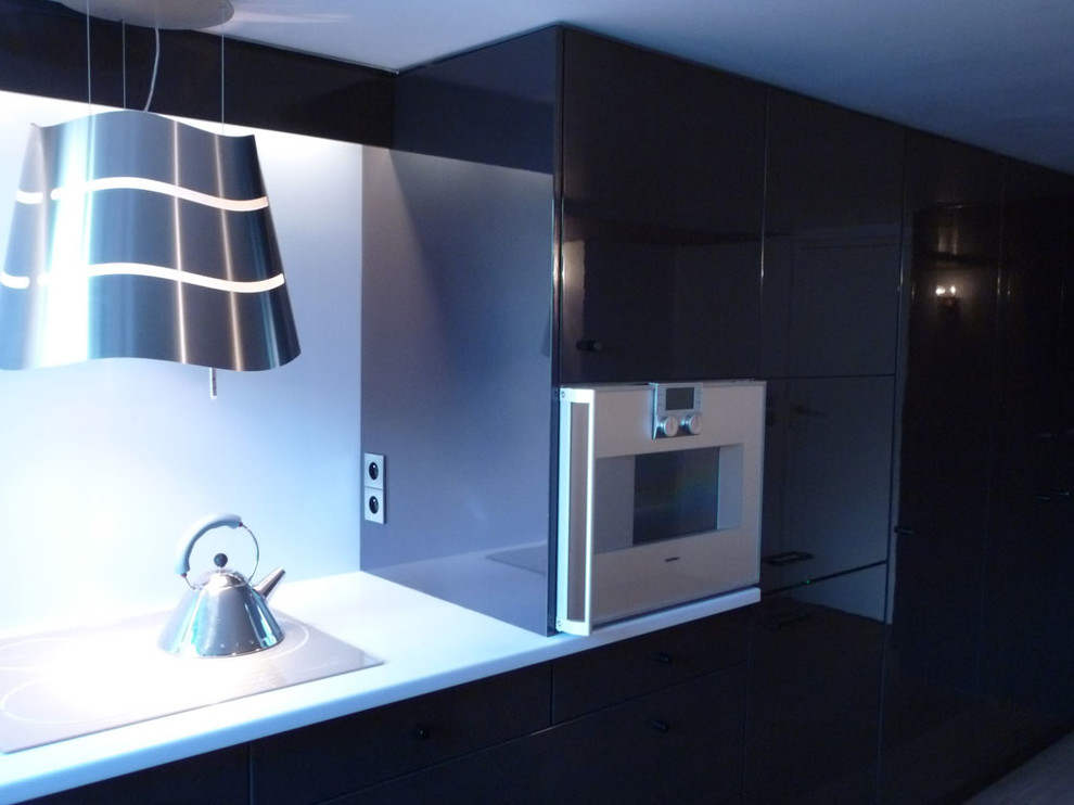 Esempio di una piccola cucina design con lavello sottopiano, ante a filo, ante viola, top in superficie solida, paraspruzzi blu, elettrodomestici da incasso, parquet chiaro e top blu