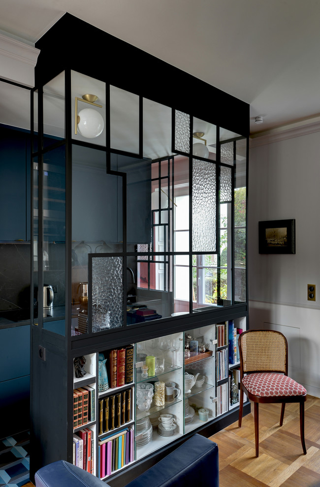 パリにある高級な小さなトランジショナルスタイルのおしゃれなキッチン (ドロップインシンク、インセット扉のキャビネット、青いキャビネット、タイルカウンター、黒いキッチンパネル、セラミックタイルのキッチンパネル、黒い調理設備、セメントタイルの床、アイランドなし、青い床) の写真