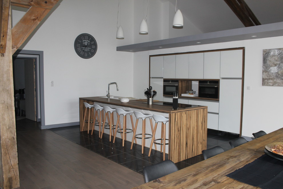 Contemporary kitchen in Lille.