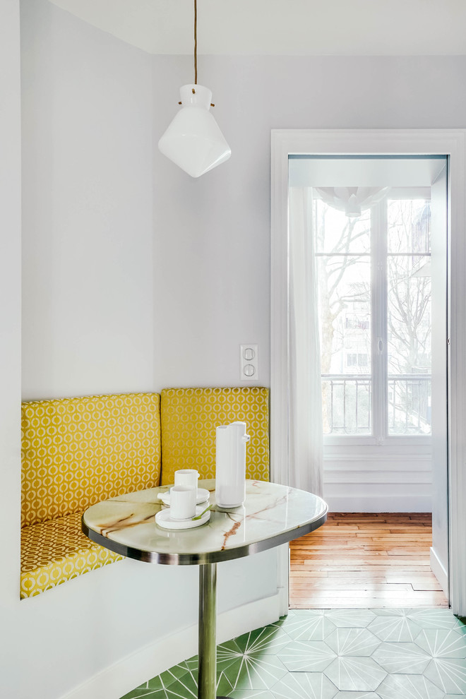 Inspiration för ett mellanstort vintage vit linjärt vitt kök med öppen planlösning, med en undermonterad diskho, släta luckor, vita skåp, bänkskiva i kvartsit, gult stänkskydd, stänkskydd i terrakottakakel, integrerade vitvaror, cementgolv och grönt golv