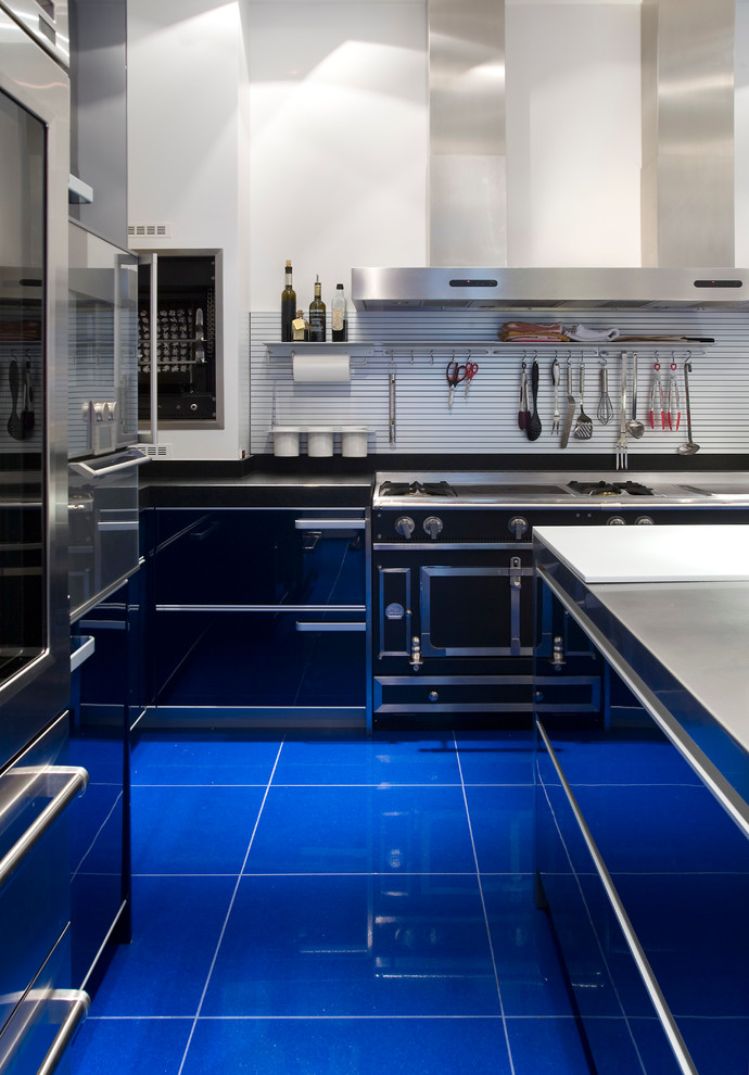 Источник вдохновения для домашнего уюта: отдельная, угловая кухня среднего размера в современном стиле с фасадами из нержавеющей стали, островом, синим полом и красивой плиткой