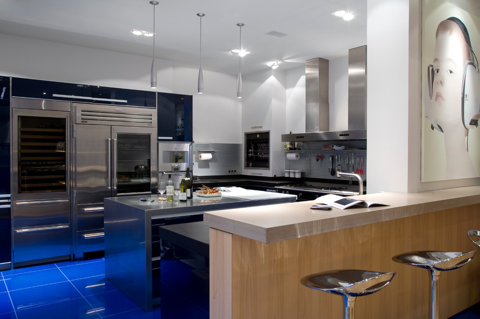 Mittelgroße Moderne Wohnküche in U-Form mit Unterbauwaschbecken, flächenbündigen Schrankfronten, blauen Schränken, Küchenrückwand in Blau, Küchengeräten aus Edelstahl und Kücheninsel in Paris