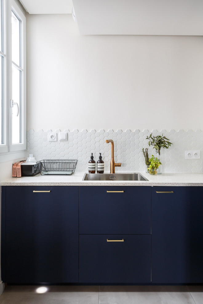 Inspiration för mellanstora moderna vitt kök, med en undermonterad diskho, luckor med profilerade fronter, blå skåp, bänkskiva i terrazo, vitt stänkskydd, stänkskydd i keramik, integrerade vitvaror, klinkergolv i keramik, en halv köksö och grått golv