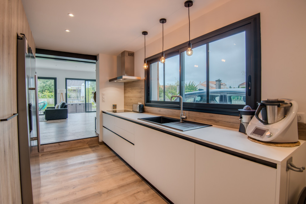 Un grand plan de travail une baie vitrée Contemporary Kitchen Nantes by Cuisines Du