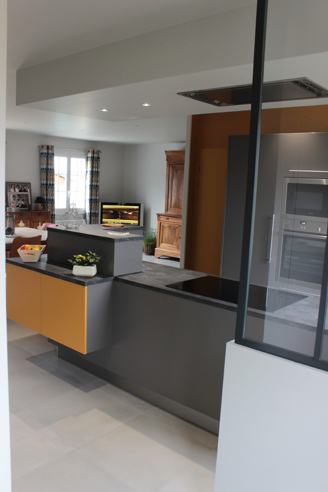 Design ideas for a contemporary kitchen in Angers.
