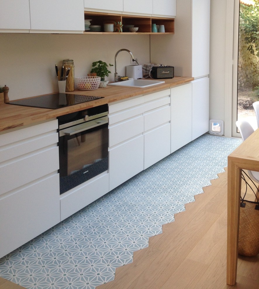Стильный дизайн: кухня в современном стиле с полом из керамической плитки - последний тренд