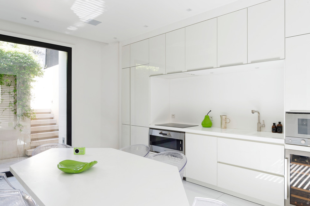 Idéer för att renovera ett avskilt funkis linjärt kök, med en undermonterad diskho, luckor med infälld panel, vita skåp, bänkskiva i koppar, vitt stänkskydd, rostfria vitvaror, klinkergolv i keramik och vitt golv