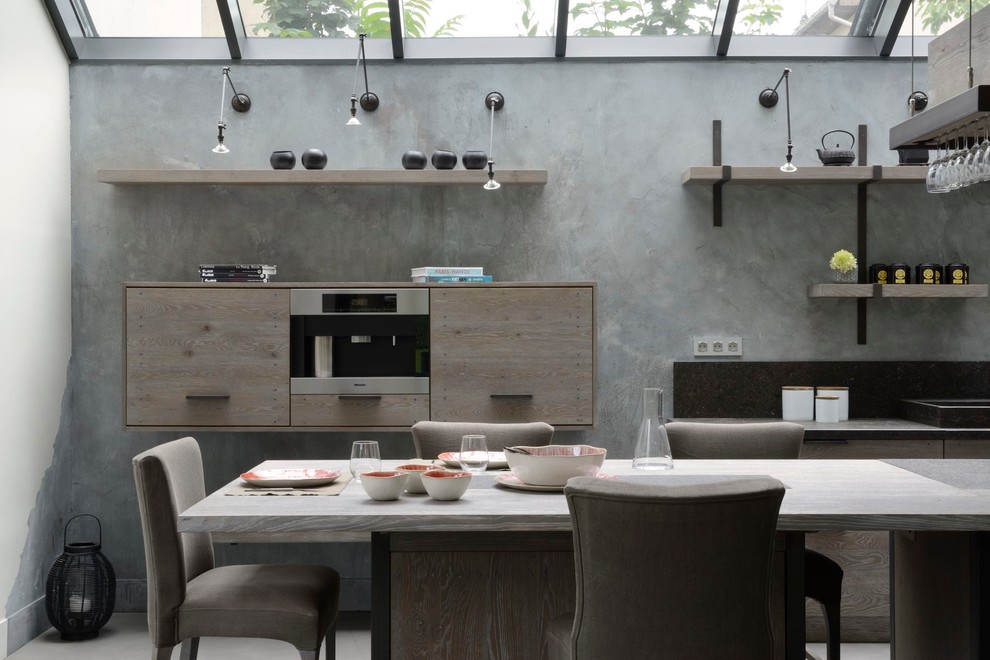 Foto de cocina comedor lineal contemporánea grande con puertas de armario de madera oscura y una isla