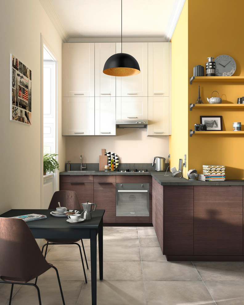 Foto de cocina contemporánea pequeña sin isla con puertas de armario de madera en tonos medios, salpicadero verde y electrodomésticos con paneles