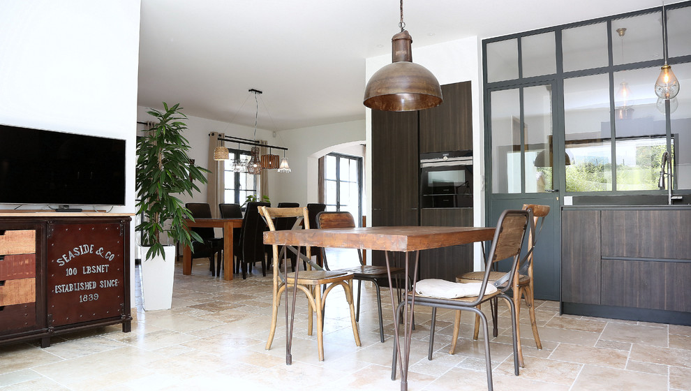 Diseño de cocinas en L mediterránea con fregadero integrado, armarios con rebordes decorativos, electrodomésticos de colores, suelo marrón y encimeras marrones
