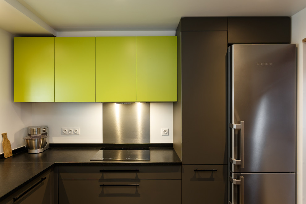 This is an example of a contemporary kitchen in Paris.