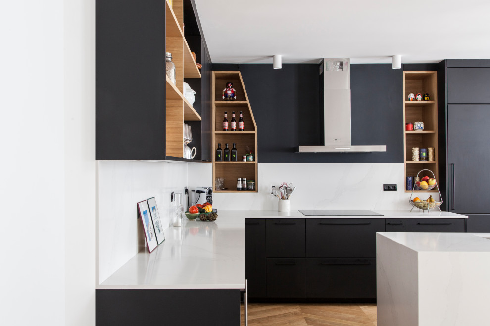 Immagine di una cucina contemporanea chiusa e di medie dimensioni con ante nere, top in quarzite, paraspruzzi bianco, elettrodomestici da incasso, top bianco, ante lisce, pavimento in legno massello medio e pavimento beige