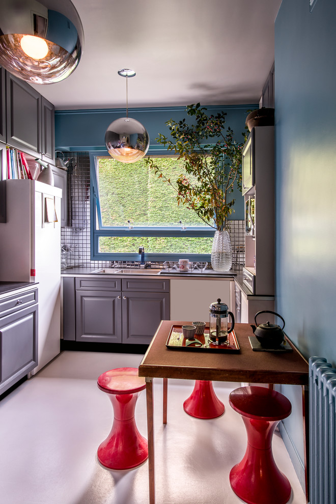 Mid-sized eclectic l-shaped eat-in kitchen photo in Paris with a double-bowl sink, raised-panel cabinets, gray cabinets, metal backsplash, white appliances and no island