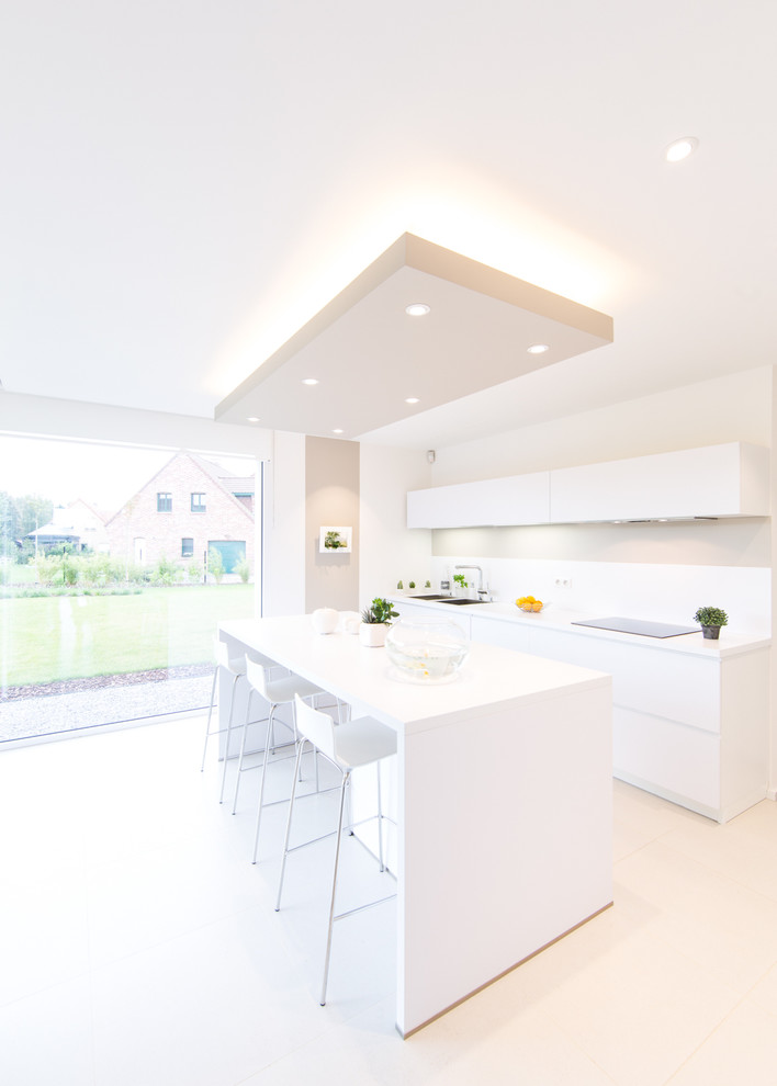 Inspiration for a contemporary kitchen remodel in Lille