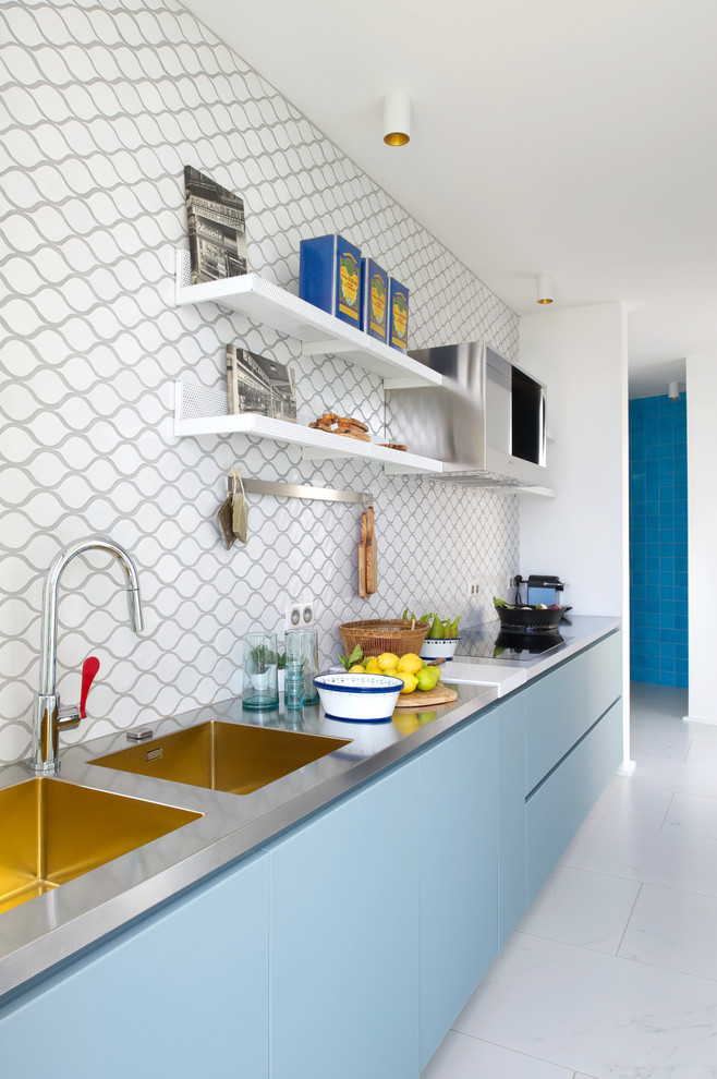 Foto de cocina lineal contemporánea de tamaño medio abierta sin isla con fregadero de doble seno, armarios con paneles lisos, salpicadero multicolor y puertas de armario azules