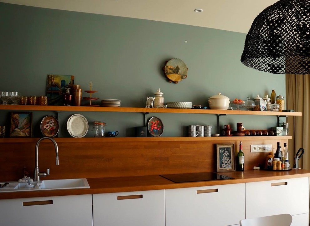 Bild på ett mellanstort funkis linjärt kök, med en undermonterad diskho, luckor med profilerade fronter, vita skåp, träbänkskiva, stänkskydd i trä, färgglada vitvaror, ljust trägolv och beiget golv