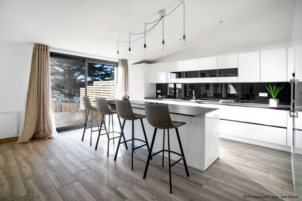 Design ideas for a contemporary kitchen in Nantes.