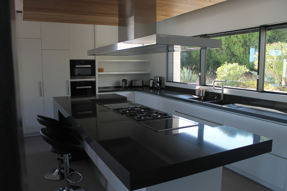 Design ideas for a contemporary kitchen in Corsica.