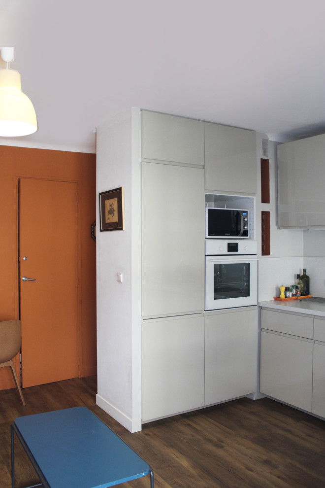 Mittelgroße Moderne Wohnküche ohne Insel in U-Form mit Unterbauwaschbecken, beigen Schränken, Arbeitsplatte aus Terrazzo, Küchenrückwand in Weiß, Küchengeräten aus Edelstahl und weißer Arbeitsplatte in Marseille