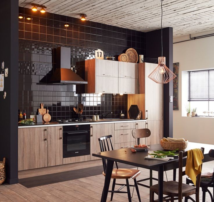 Modern inredning av ett mellanstort linjärt kök med öppen planlösning, med en undermonterad diskho, skåp i mellenmörkt trä, bänkskiva i glas, svart stänkskydd, stänkskydd i keramik, svarta vitvaror och mellanmörkt trägolv