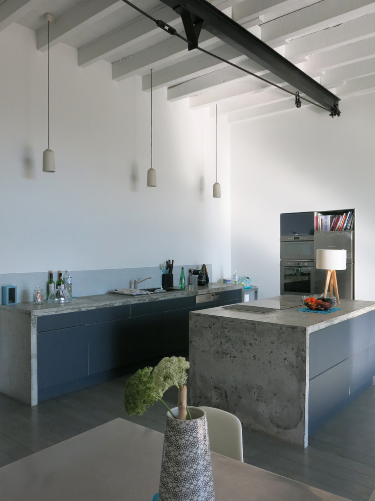 Kitchen - industrial kitchen idea in Toulouse
