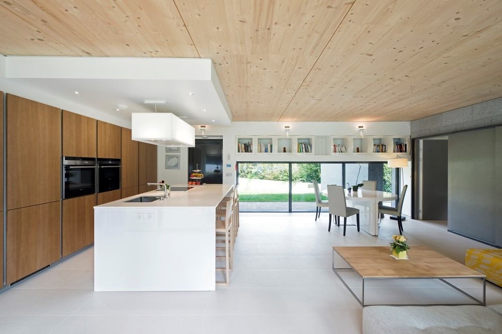 Inspiration för stora moderna bruna hus, med allt i ett plan, platt tak och levande tak