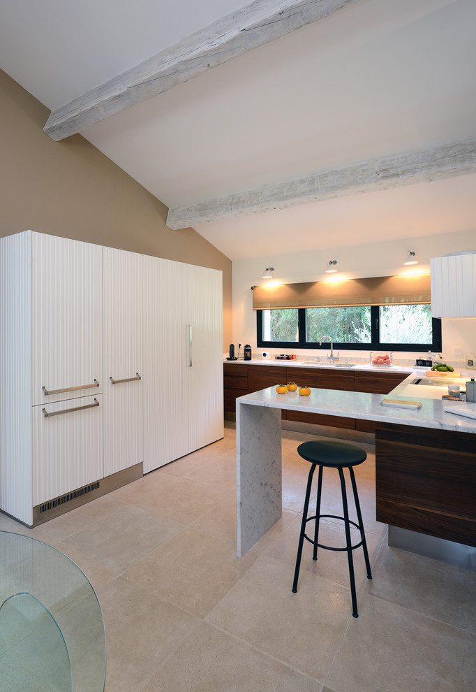 Esempio di una cucina minimal di medie dimensioni con ante bianche, lavello sottopiano, top in marmo, paraspruzzi bianco, paraspruzzi in marmo, pavimento con piastrelle in ceramica e top bianco