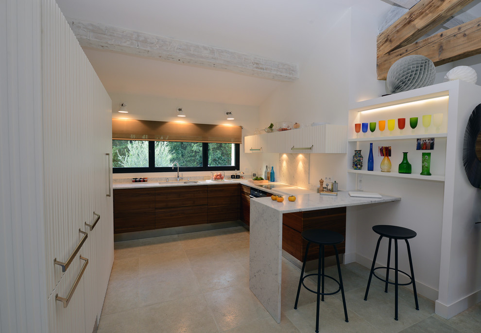 Идея дизайна: п-образная кухня-гостиная среднего размера в стиле модернизм с врезной мойкой, темными деревянными фасадами, мраморной столешницей и фартуком из мрамора