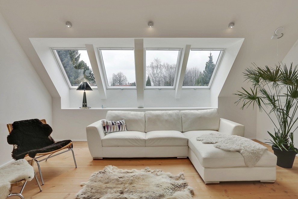 Ejemplo de salón para visitas cerrado escandinavo de tamaño medio sin chimenea y televisor con paredes blancas y suelo de madera en tonos medios