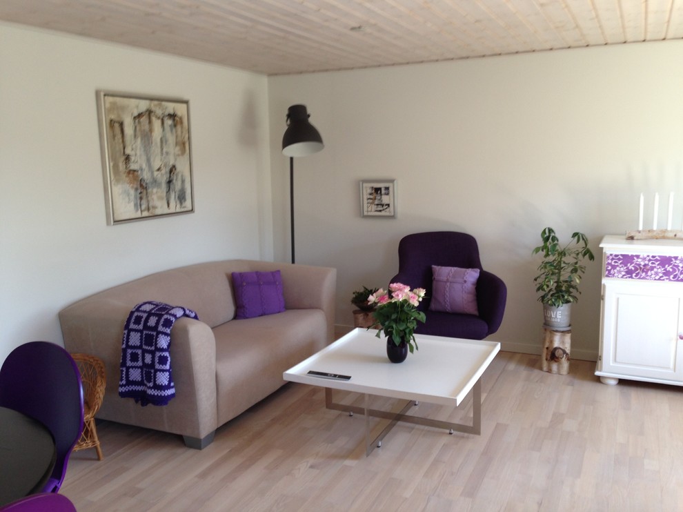 This is an example of an eclectic living room in Esbjerg.