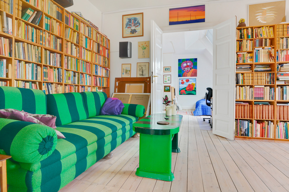 Idee per un soggiorno eclettico di medie dimensioni e chiuso con libreria, pareti bianche, parquet chiaro, nessun camino e nessuna TV