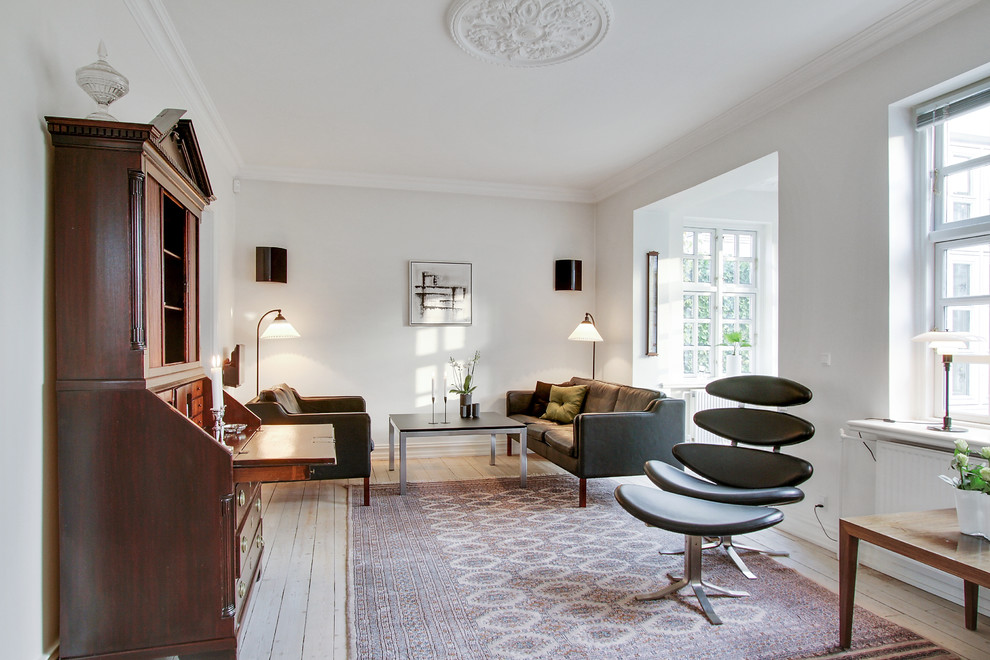 Свежая идея для дизайна: парадная, изолированная гостиная комната среднего размера в стиле модернизм с белыми стенами и светлым паркетным полом без камина, телевизора - отличное фото интерьера