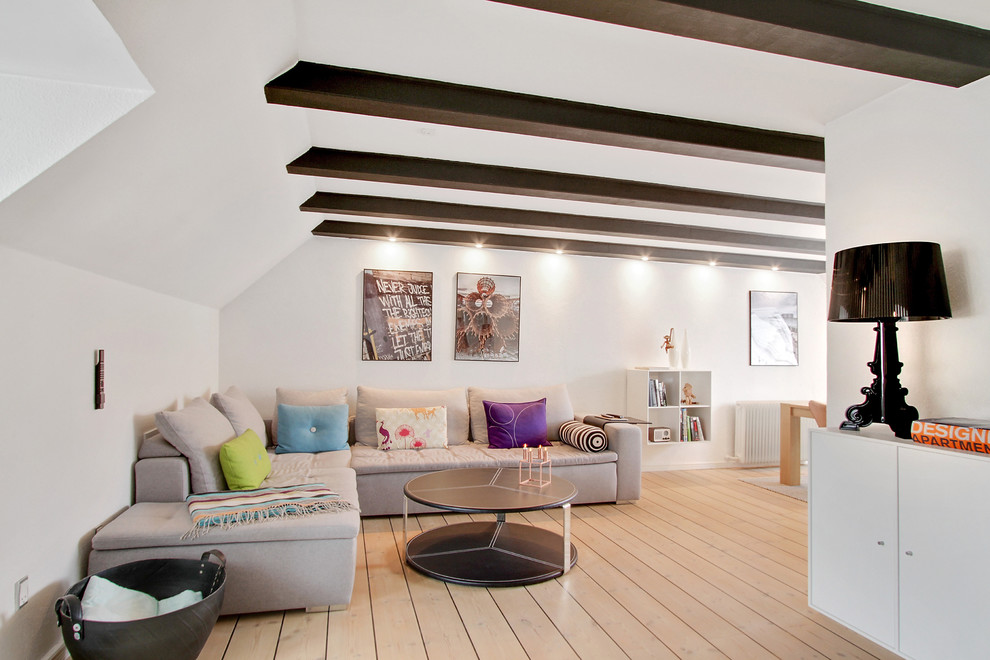 Inspiration för ett mellanstort minimalistiskt separat vardagsrum, med ett finrum, vita väggar och ljust trägolv
