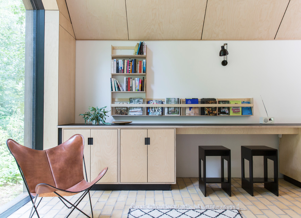 Idéer för ett minimalistiskt separat vardagsrum, med vita väggar och beiget golv