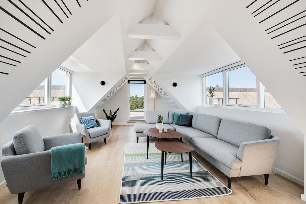 Mittelgroßes Nordisches Wohnzimmer ohne Kamin, im Loft-Stil mit weißer Wandfarbe, hellem Holzboden und braunem Boden in Esbjerg