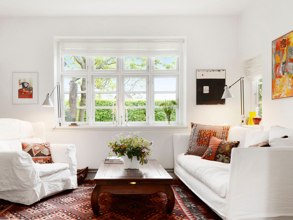 Idéer för ett mellanstort klassiskt separat vardagsrum, med ett finrum, vita väggar och heltäckningsmatta