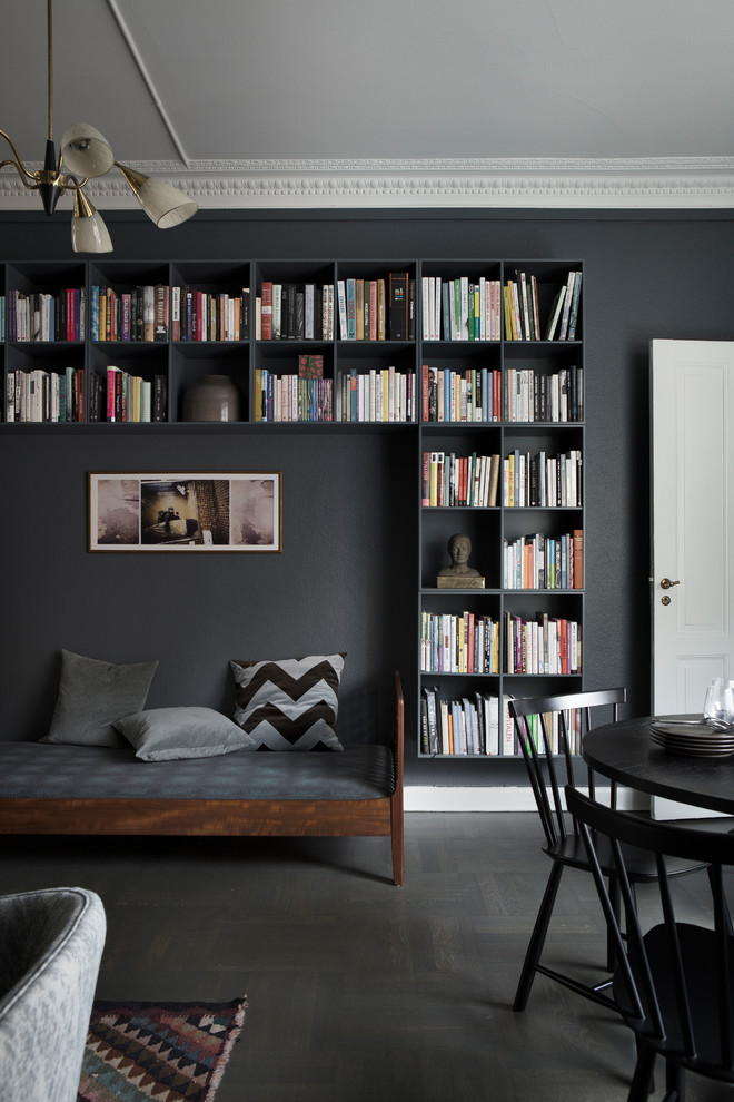 Источник вдохновения для домашнего уюта: гостиная комната среднего размера в скандинавском стиле с черными стенами
