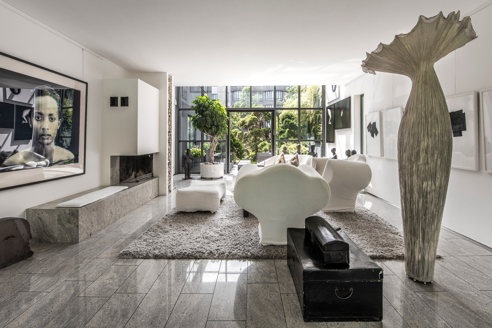 На фото: огромная парадная, изолированная гостиная комната в современном стиле с белыми стенами, полом из керамической плитки, горизонтальным камином и фасадом камина из кирпича без телевизора