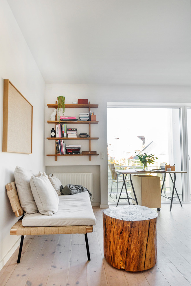 Идея дизайна: изолированная гостиная комната среднего размера в скандинавском стиле с белыми стенами, светлым паркетным полом и бежевым полом без камина