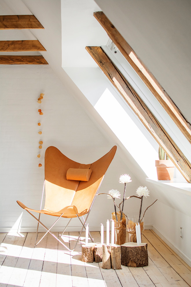 Ejemplo de salón tipo loft escandinavo de tamaño medio sin chimenea con paredes blancas, suelo de madera clara y suelo beige