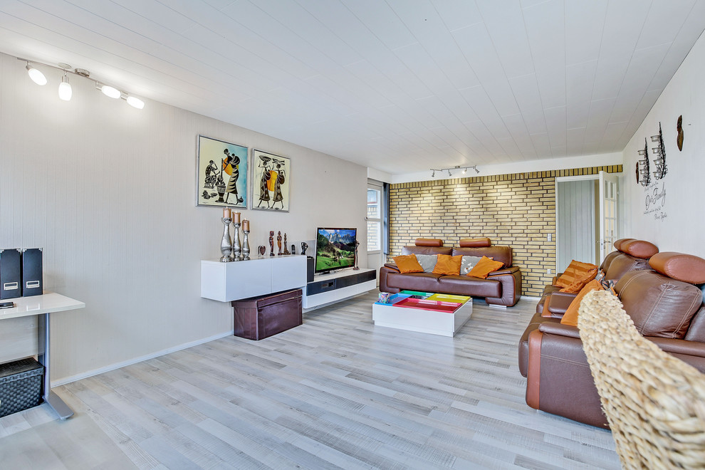 Esempio di un grande soggiorno boho chic con pareti multicolore e TV autoportante