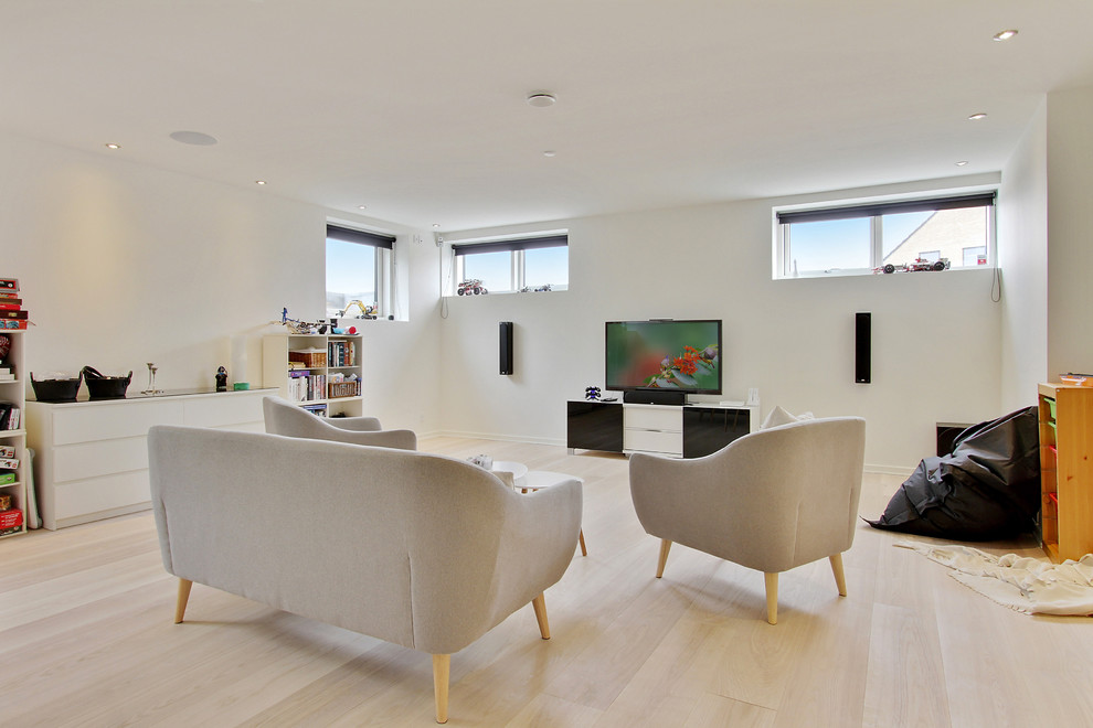 Diseño de salón cerrado nórdico de tamaño medio con paredes blancas, suelo de madera clara y suelo beige