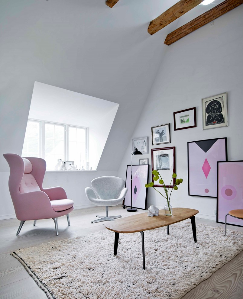 На фото: парадная, открытая гостиная комната среднего размера в скандинавском стиле с белыми стенами и светлым паркетным полом без телевизора