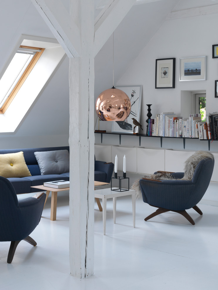 Fernseherloses, Mittelgroßes, Repräsentatives, Offenes Skandinavisches Wohnzimmer ohne Kamin mit weißer Wandfarbe und gebeiztem Holzboden in Kopenhagen