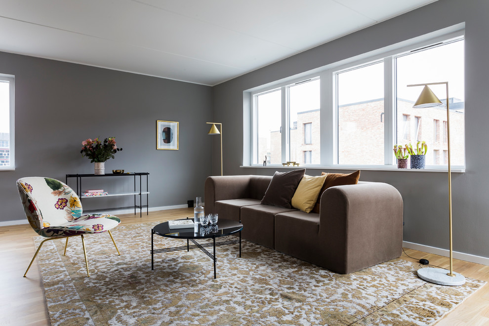 Repräsentatives, Abgetrenntes Modernes Wohnzimmer mit grauer Wandfarbe, hellem Holzboden und beigem Boden in Kopenhagen