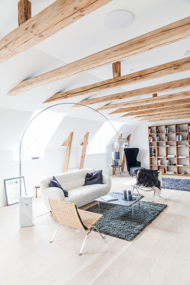 Großes, Repräsentatives, Fernseherloses, Offenes Skandinavisches Wohnzimmer ohne Kamin mit weißer Wandfarbe und hellem Holzboden in Kopenhagen