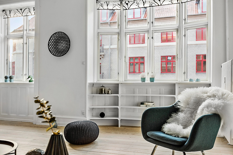 Стильный дизайн: гостиная комната в скандинавском стиле с белыми стенами и светлым паркетным полом - последний тренд