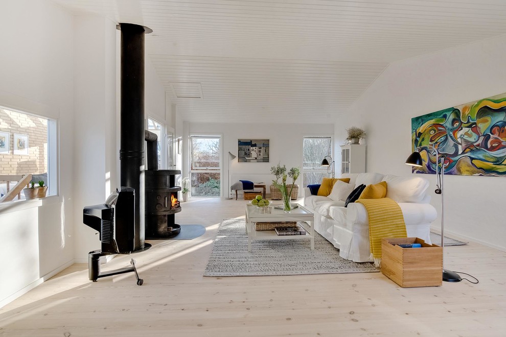 На фото: гостиная комната в скандинавском стиле с