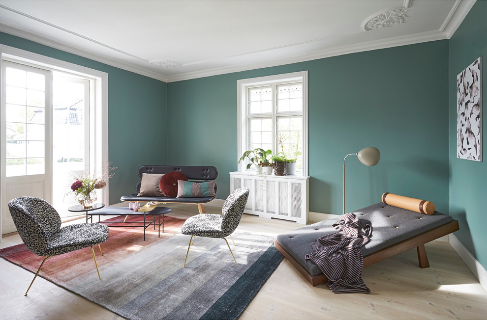 コペンハーゲンにある北欧スタイルのおしゃれなリビング (緑の壁、淡色無垢フローリング、ベージュの床) の写真